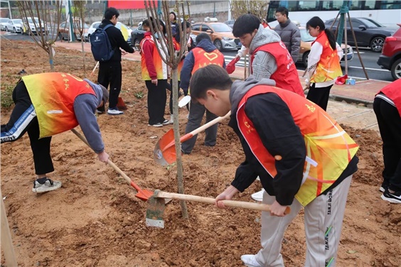 “我在株洲有棵树”—华体会hth·（体育）（中国）官方网站团委组织开展学雷锋活动月之植树活动